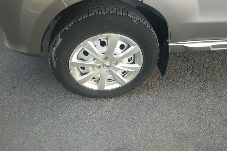 Used Jinbei New Hiace S 2023 1.5L Wealth Edition Van 2/5-Seater Non-Air-Conditioned Version SWC15M Left Front Wheel Hub