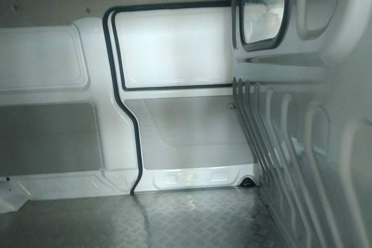 Used Jinbei New Hiace S 2023 1.5L Wealth Edition Van 2/5-Seater Non-Air-Conditioned Version SWC15M Left Rear Door Interior
