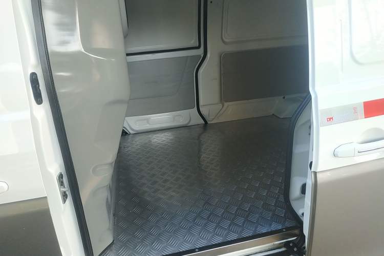 Used Jinbei New Hiace S 2023 1.5L Wealth Edition Van 2/5-Seater Non-Air-Conditioned Version SWC15M Left Rear Seat