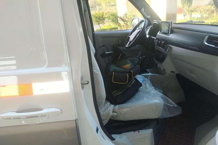 Used Jinbei New Hiace S 2023 1.5L Wealth Edition Van 2/5-Seater Non-Air-Conditioned Version SWC15M Right Front Seat