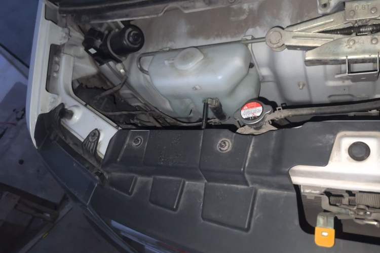 Used Jinbei New Hiace S 2018 1.6L Wealth Edition DLCG16 Engine Bay Right