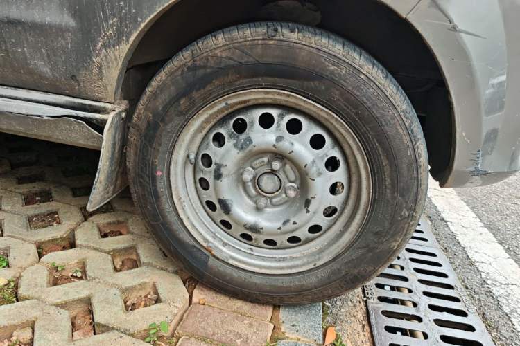 Used Jinbei New Hiace S 2018 1.6L Wealth Edition Van DLCG16 Right Front Wheel Hub