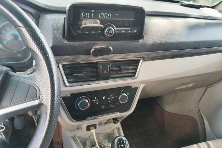 Used Jinbei New Hiace S 2021 1.6L Wealth Central Air-Conditioned Van China VI Standard SWD16M Audio And AC Panel