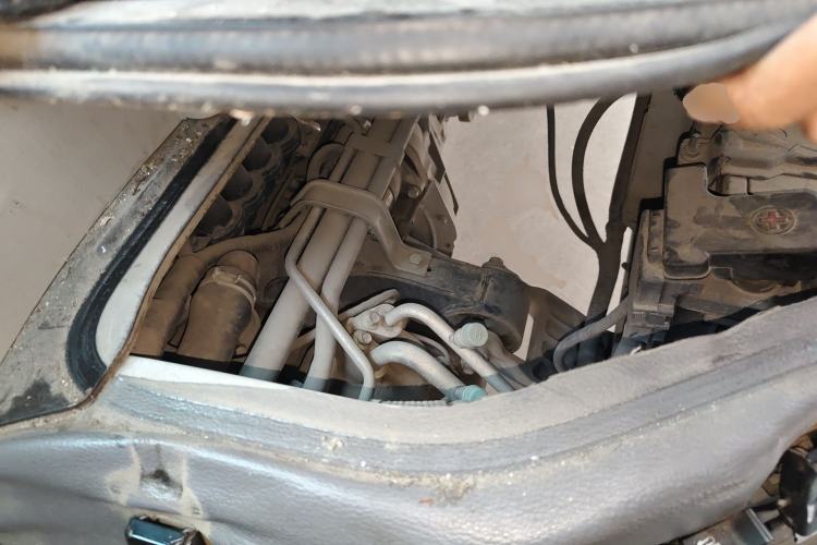 Used Jinbei New Hiace S 2021 1.6L Business Central Air-Conditioned Van China VI Standard SWD16M Engine Bay