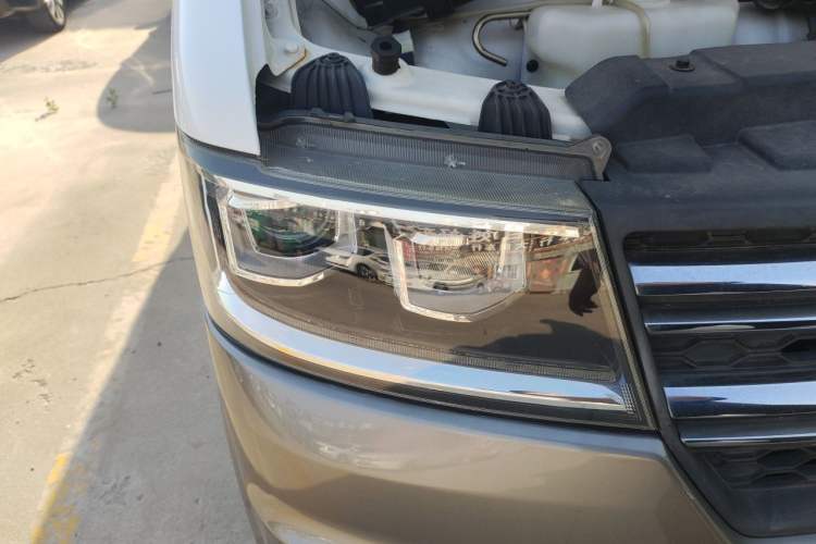 Used Jinbei New Hiace S 2021 1.6L Business Van Non-Air-Conditioned Version China VI Standard SWD16M Right Front Headlight