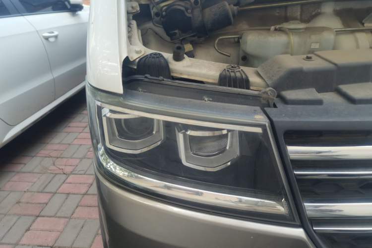 Used Jinbei New Hiace S 2021 1.5L Business-Class Central Air-Conditioned Coach China VI Standard SWC15M Right Front Headlight