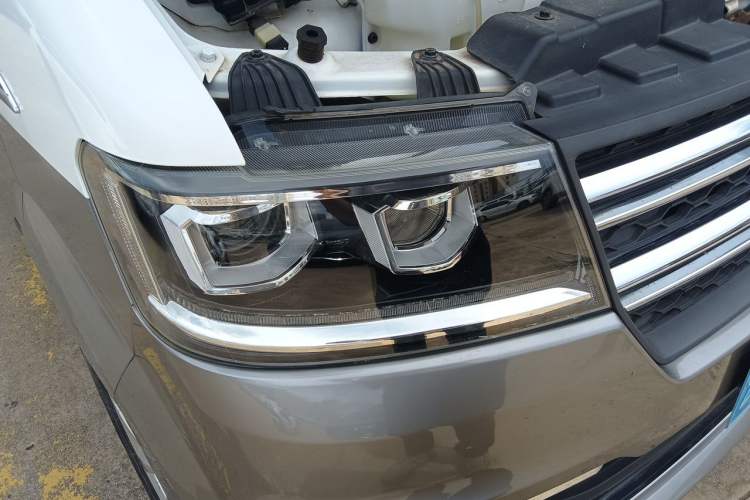 Used Jinbei New Hiace S 2021 1.6L Wealth Model Non-Air-Conditioned Version China VI Standard SWD16M Bus Right Front Headlight