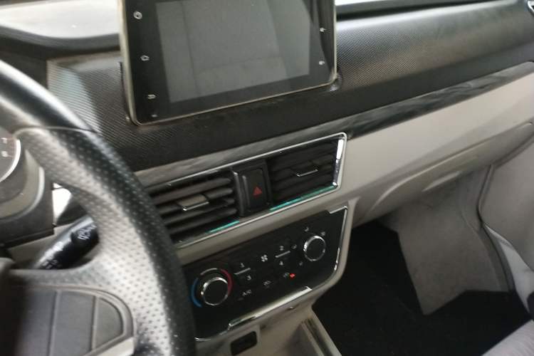 Used Jinbei New Hiace S 2021 1.6L Wealth Central Air-Conditioned Van China VI Standard SWD16M Audio And AC Panel