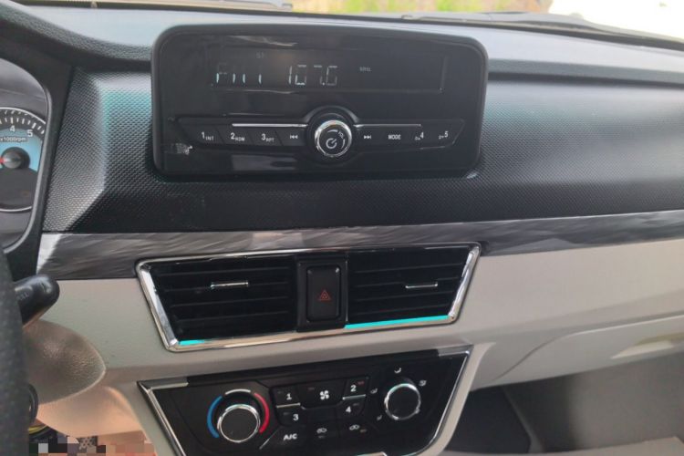 Used Jinbei New Hiace S 2021 1.5L Wealth Central Air-Conditioned Van China VI Standard SWC15M Audio And AC Panel