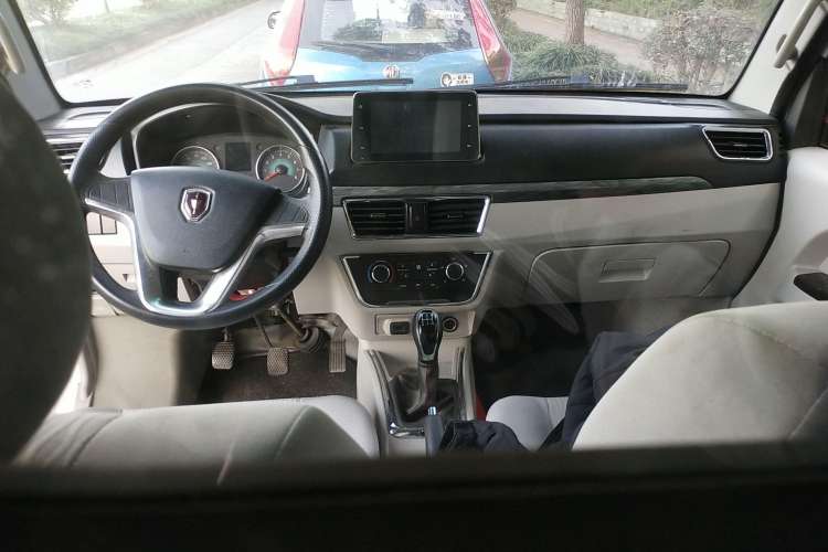 Used Jinbei New Hiace S 2021 1.6L Wealth Central Air-Conditioned Van China VI Standard SWD16M Center Console