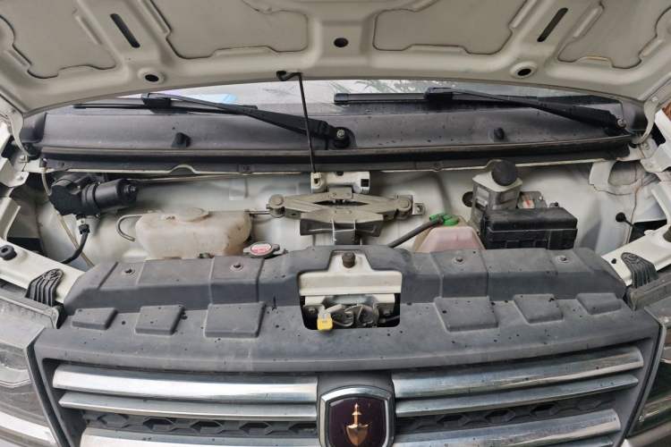 Used Jinbei New Hiace S 2021 1.6L Business Central Air-Conditioned Coach China VI Standard SWD16M Engine Bay
