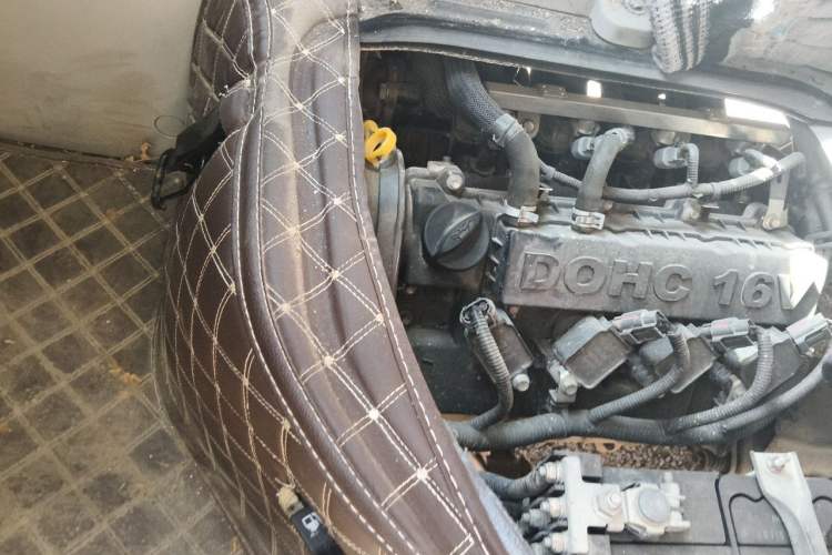 Used Jinbei New Hiace S 2021 1.5L Wealth Model Non-Air-Conditioned Version National VI Standard SWC15M Engine Bay Right