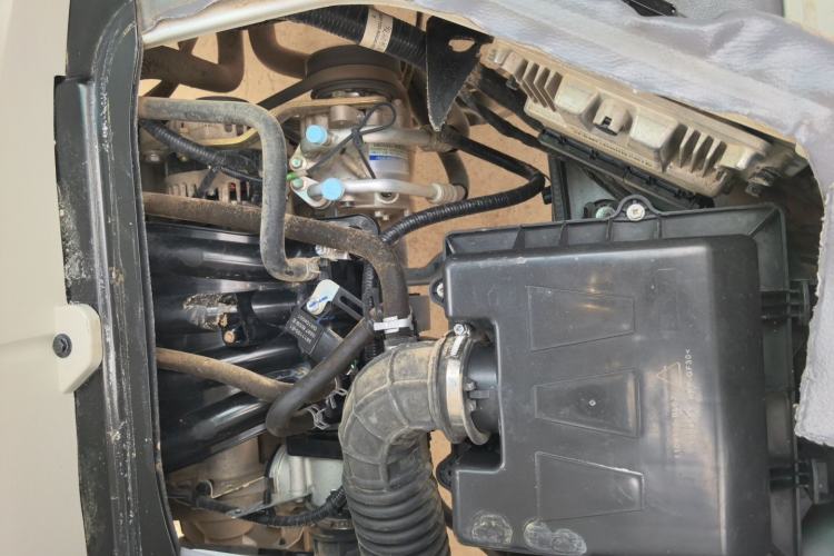 Used Jinbei New Hiace S 2021 1.5L Wealth Central Air-Conditioned Van China VI Standard SWC15M Engine Bay Right