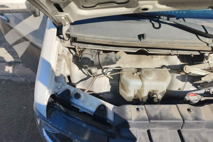 Used Jinbei New Hiace S 2021 1.5L Wealth Model Non-Air-Conditioned Version National VI Standard SWC15M Engine Bay Right