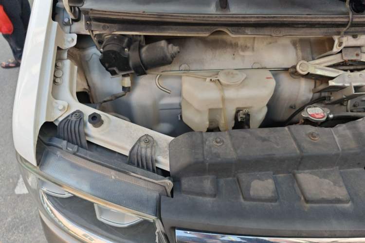 Used Jinbei New Hiace S 2021 1.5L Business Central Air-Conditioned Van China VI Standard SWC15M Engine Bay Right