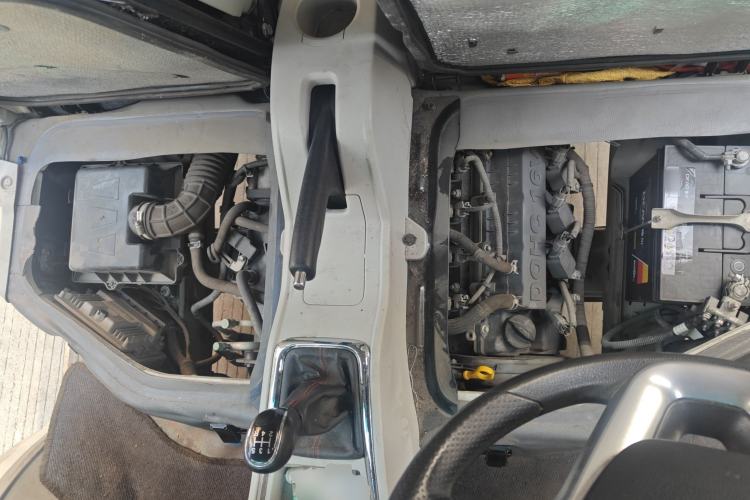 Used Jinbei New Hiace S 2021 1.5L Business-Class Central Air-Conditioned Coach China VI Standard SWC15M Engine Bay