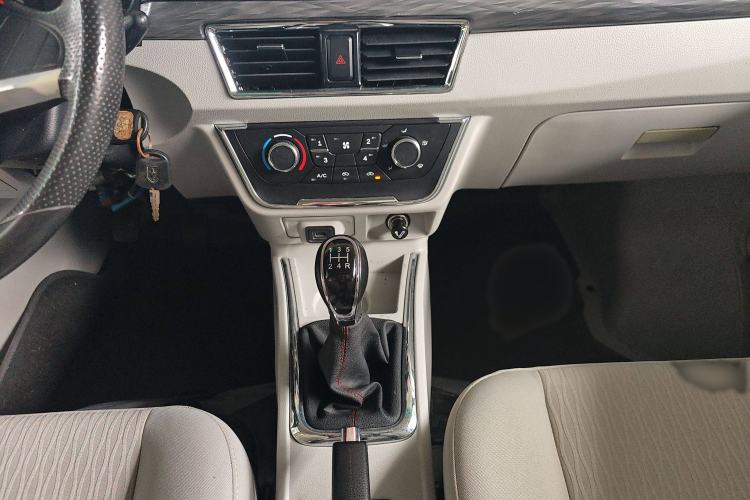 Used Jinbei New Hiace S 2021 1.5L Business Central Air-Conditioned Van China VI Standard SWC15M Gear Lever