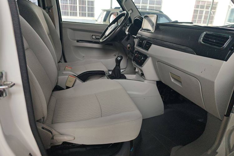 Used Jinbei New Hiace S 2021 1.5L Business Central Air-Conditioned Van China VI Standard SWC15M Interior 2