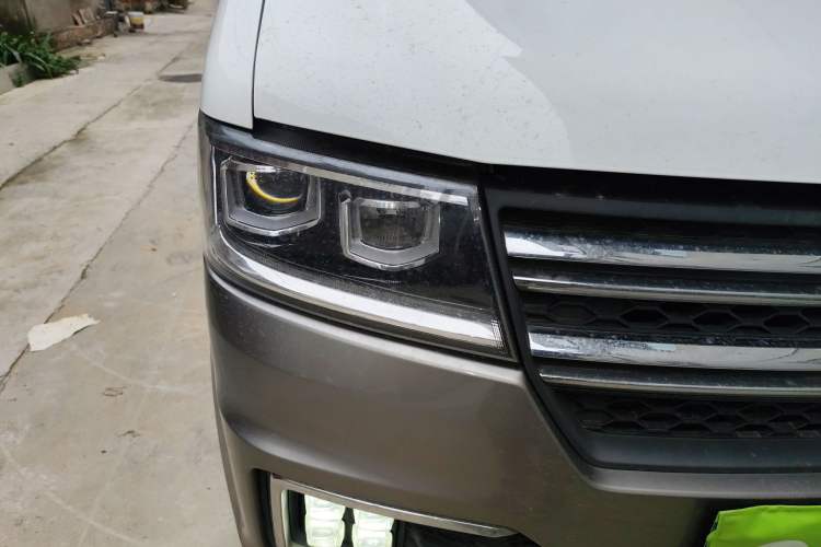 Used Jinbei New Hiace S 2021 1.5L Business-Class Central Air-Conditioned Coach China VI Standard SWC15M Right Front Headlight