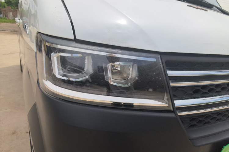Used Jinbei New Hiace S 2021 1.5L Wealth Central Air-Conditioned Van China VI Standard SWC15M Right Front Headlight