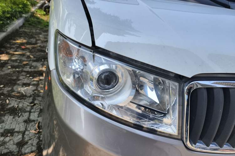 Used Jinbei New Hiace S 2021 1.5L Wealth Central Air-Conditioned Bus China VI Standard Model SWC15M Right Front Headlight