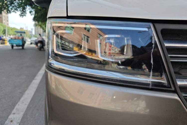 Used Jinbei New Hiace S 2021 1.5L Business Central Air-Conditioned Van China VI Standard SWC15M Right Front Headlight