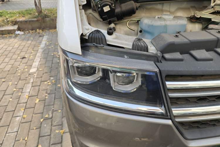 Used Jinbei New Hiace S 2021 1.5L Wealth Central Air-Conditioned Bus China VI Standard Model SWC15M Right Front Headlight
