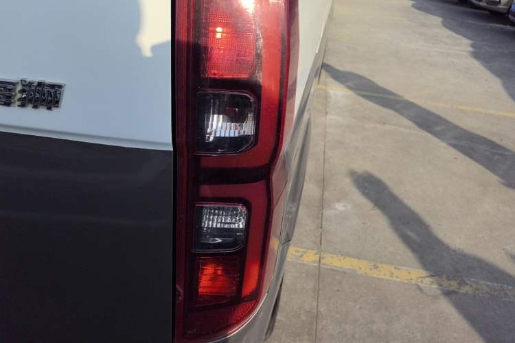 Used Jinbei New Hiace S 2021 1.6L Business Central Air-Conditioned Coach China VI Standard SWD16M Right Rear Taillight