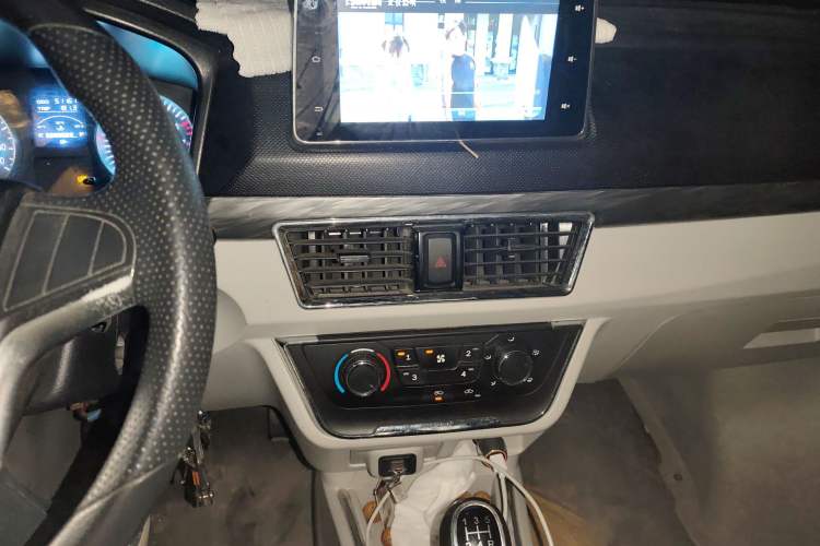 Used Jinbei New Hiace S 2022 1.5L Wealth Edition Non-Air-Conditioned Bus China VI Standard SWC15M Audio And AC Panel