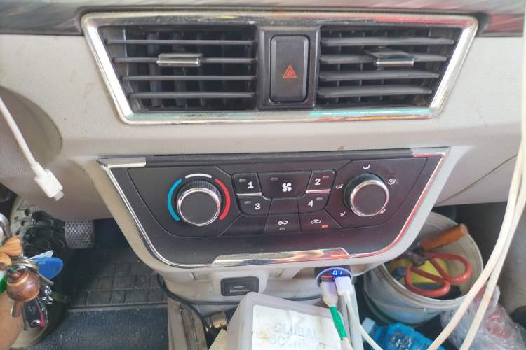 Used Jinbei New Hiace S 2022 1.5L Wealth Edition Air-Conditioner-Free Truck China VI Standard SWC15M Audio And AC Panel