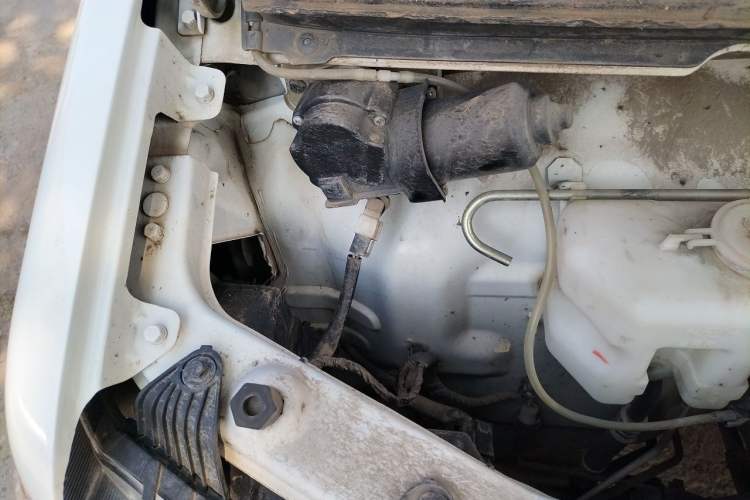Used Jinbei New Hiace S 2022 1.5L Wealth Edition Air-Conditioner-Free Truck China VI Standard SWC15M Engine Bay Right