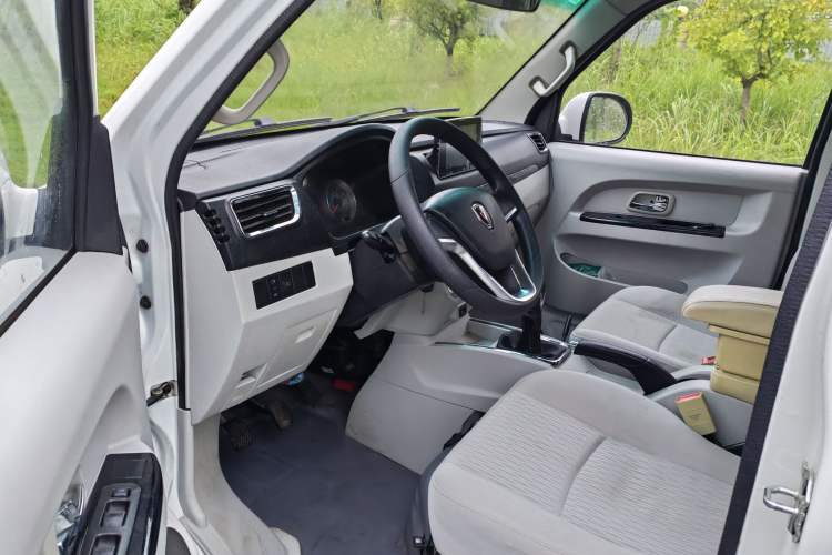 Used Jinbei New Hiace S 2022 1.5L Wealth Edition Air-Conditioner-Free Truck China VI Standard SWC15M Interior 1