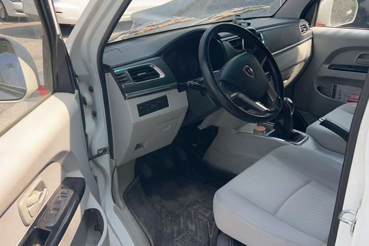 Used Jinbei New Hiace S 2022 1.5L Wealth Edition Air-Conditioner-Free Truck China VI Standard SWC15M Interior 2
