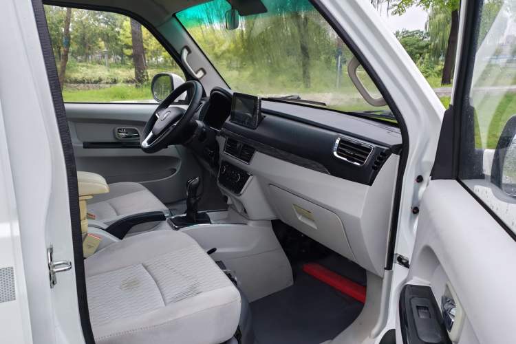 Used Jinbei New Hiace S 2022 1.5L Wealth Edition Air-Conditioner-Free Truck China VI Standard SWC15M Interior 2