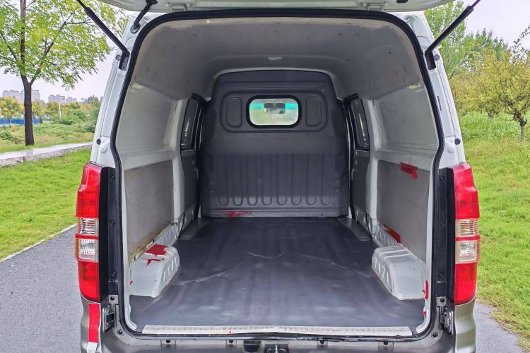 Used Jinbei New Hiace S 2022 1.5L Wealth Edition Air-Conditioner-Free Truck China VI Standard SWC15M Interior 3