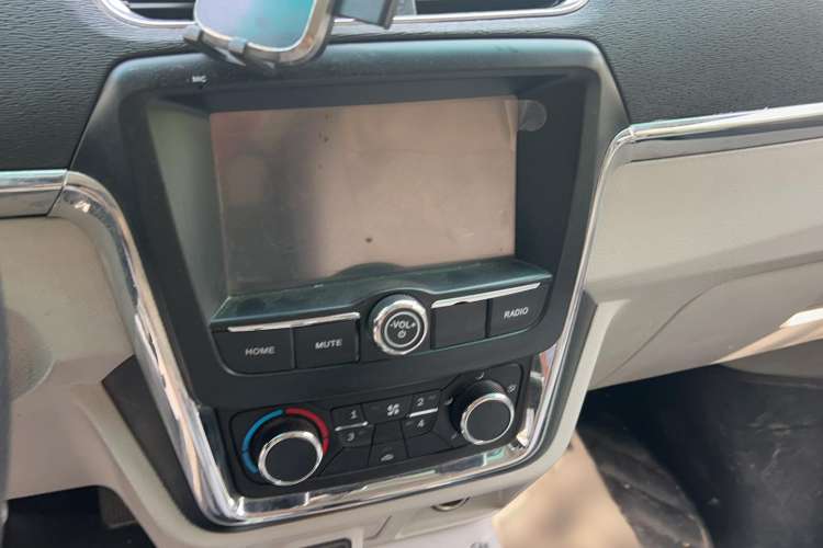Used Jinbei New Hiace S 2022 1.5L Wealth Edition Air-Conditioner-Free Truck China VI Standard SWC15M Interior 4