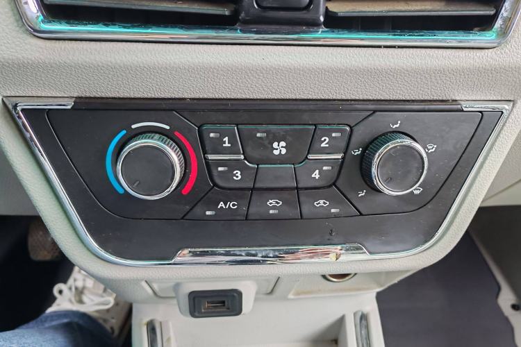 Used Jinbei New Hiace S 2022 1.5L Wealth Edition Air-Conditioner-Free Truck China VI Standard SWC15M Interior 9