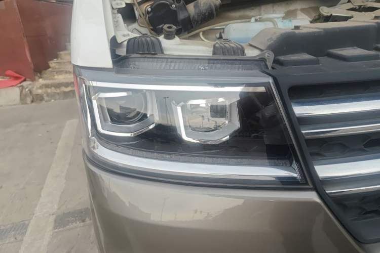 Used Jinbei New Hiace S 2022 1.5L Wealth Edition Air-Conditioner-Free Truck China VI Standard SWC15M Right Front Headlight