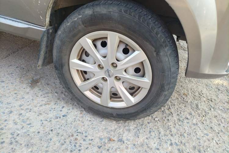 Used Jinbei New Hiace S 2022 1.5L Wealth Edition Air-Conditioner-Free Truck China VI Standard SWC15M Right Front Wheel Hub