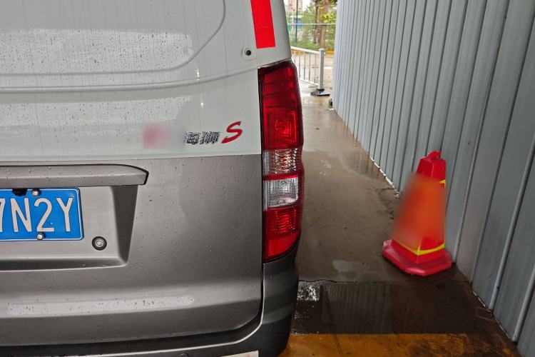 Used Jinbei New Hiace S 2022 1.5L Wealth Edition Air-Conditioner-Free Truck China VI Standard SWC15M Right Rear Taillight