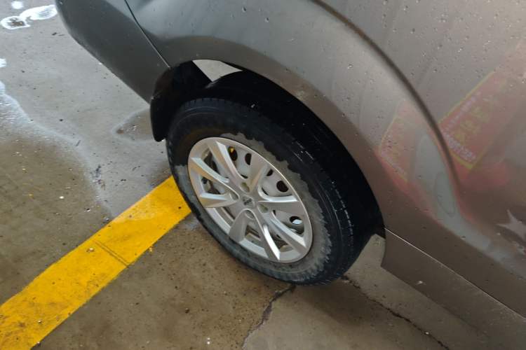 Used Jinbei New Hiace S 2022 1.5L Wealth Edition Air-Conditioner-Free Truck China VI Standard SWC15M Right Rear Wheel Hub