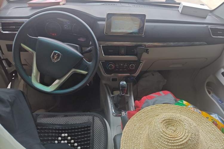 Used Jinbei New Hiace S 2023 1.5L Wealth Edition Van 2/5-Seater Air-Conditioned Model SWC15M Center Console
