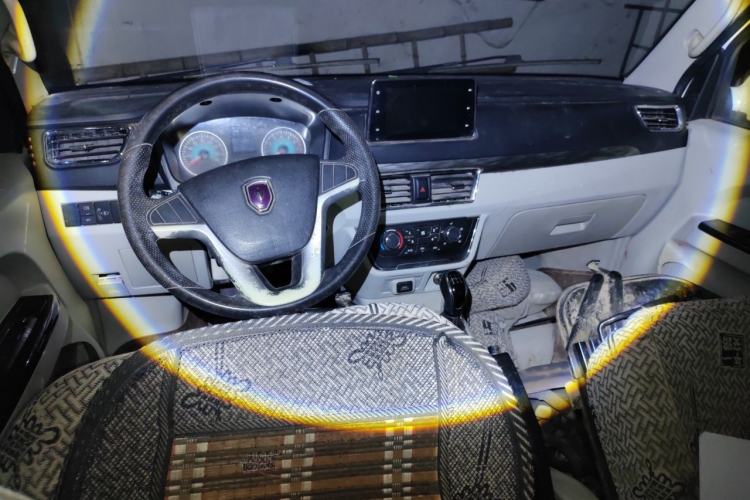Used Jinbei New Hiace S 2023 1.5L Wealth Edition Passenger Van 5/6/7-Seater Central Air Conditioning Version SWC15M Center Console