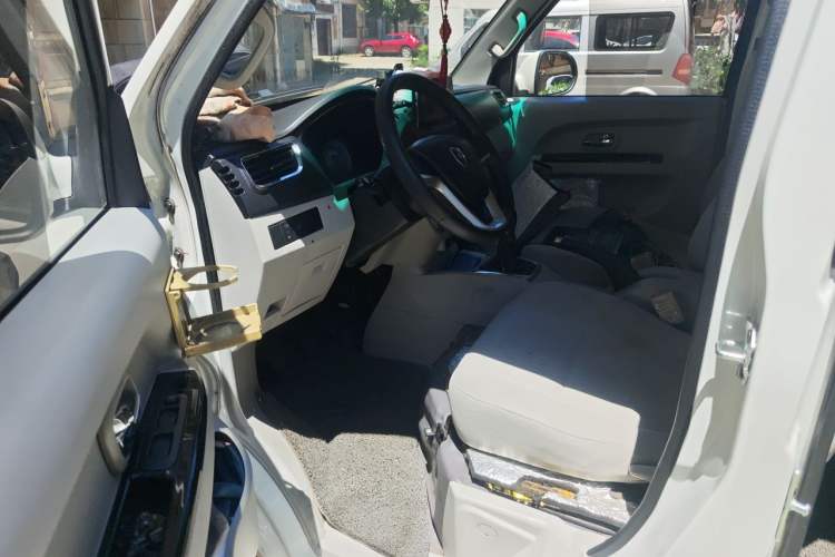 Used Jinbei New Hiace S 2023 1.5L Wealth Edition Passenger Van 5/6/7-Seater Central Air Conditioning Version SWC15M Driver Seat