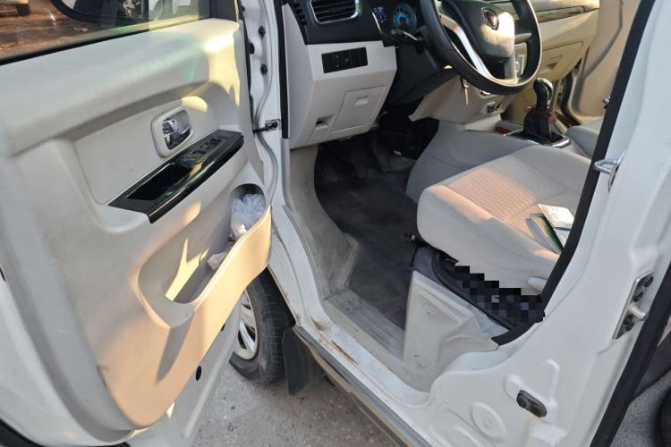 Used Jinbei New Hiace S 2023 1.5L Wealth Edition Passenger Van 5/6/7-Seater Central Air Conditioning Version SWC15M Driver Seat