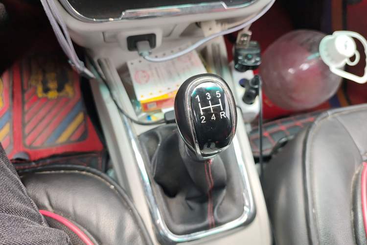 Used Jinbei New Hiace S 2023 1.5L Wealth Edition Van 2/5-Seater Air-Conditioned Model SWC15M Gear Lever
