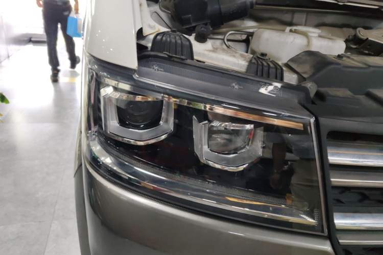 Used Jinbei New Hiace S 2023 1.5L Wealth Edition Passenger Van 5/6/7-Seater Central Air Conditioning Version SWC15M Right Front Headlight