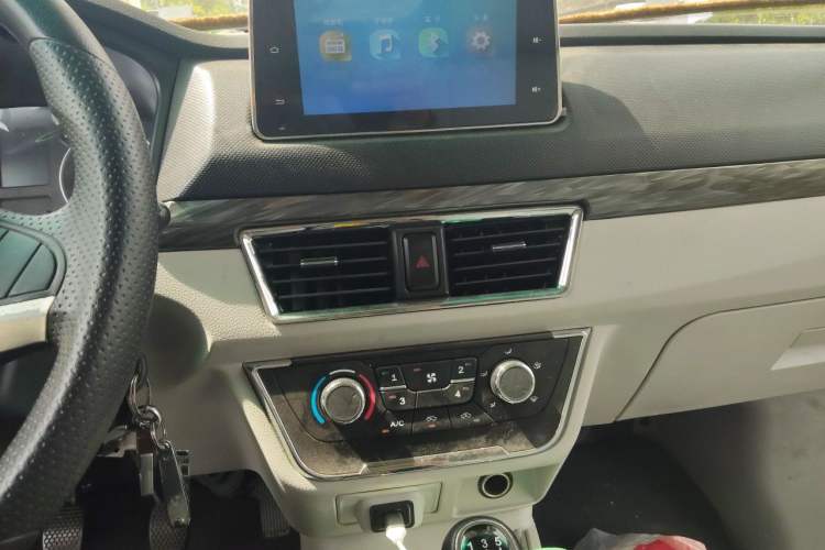 Used Jinbei New Hiace S 2023 1.6L Wealth Edition Van 2/5-Seater Air-Conditioned Model SWD16M Audio And AC Panel
