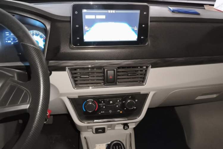 Used Jinbei New Hiace S 2023 1.5L Wealth Edition Passenger Van 5/6/7-Seater Central Air Conditioning Version SWC15M Audio And AC Panel