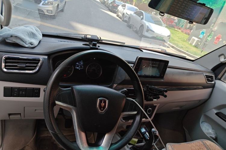 Used Jinbei New Hiace S 2023 1.5L Wealth Edition Van 2/5-Seater Air-Conditioned Model SWC15M Center Console